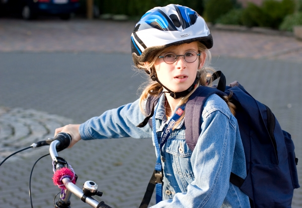 crianca com bicicleta
