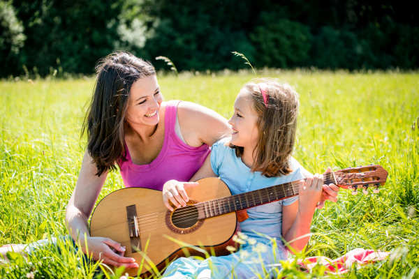 mor underviser datter spiller guitar