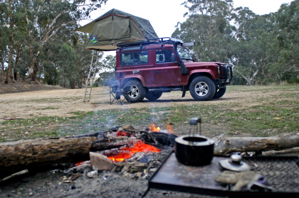 acampamento selvagem na floresta australiana
