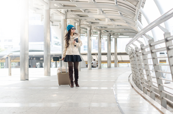ung kvinde turist walking med kuffert