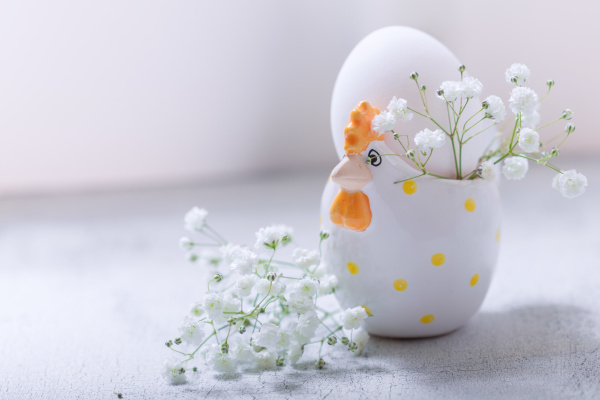 huevo con flores sobre fondo blanco
