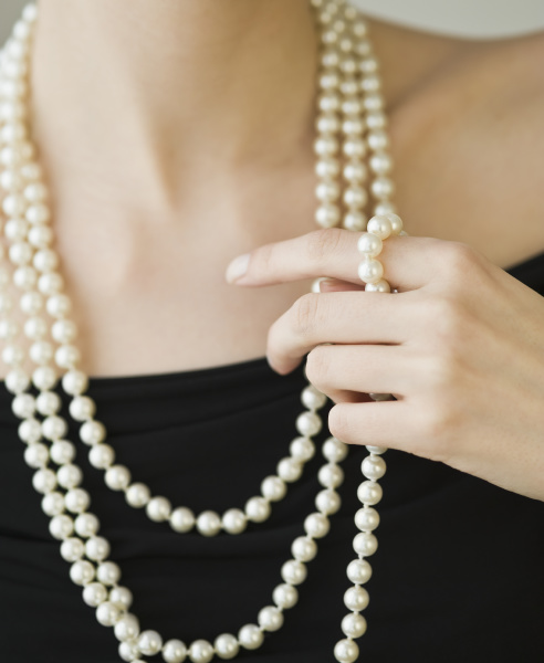 kobieta nosi pasma perel