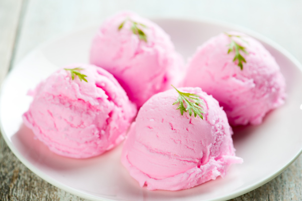 sorvete de morango no prato