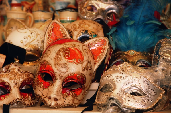 mascaras en exhibicion en la tienda