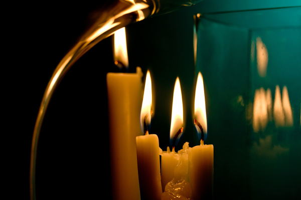 quatro velas refletidas