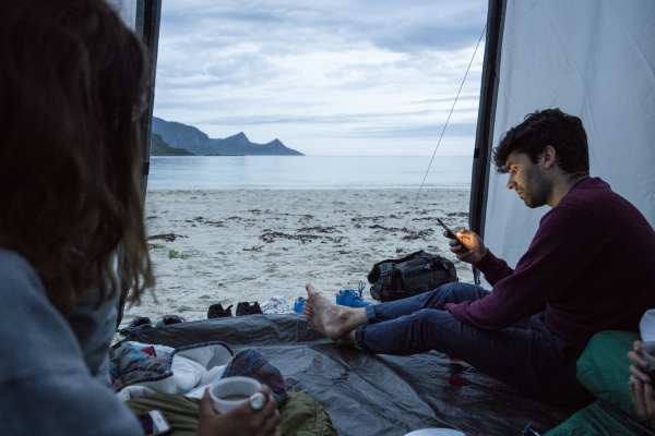 norge lapland unge camperer i telt