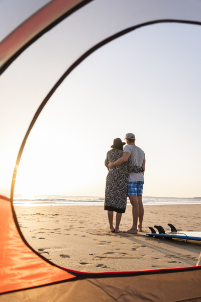 coppia romantica in campeggio sulla spiaggia