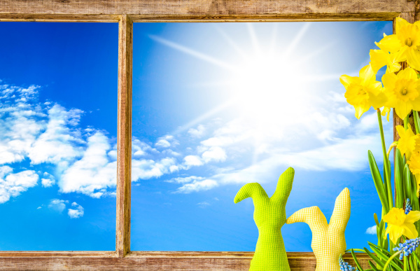 finestra cielo azzurro soleggiato decorazione pasquale