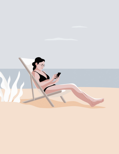 mujer relajandose en la playa usando