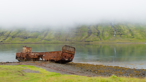schiffswrack von mjoifjordur fiord ostisland
