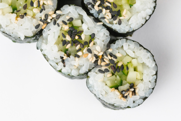 sushi z ogorkiem i sezamem