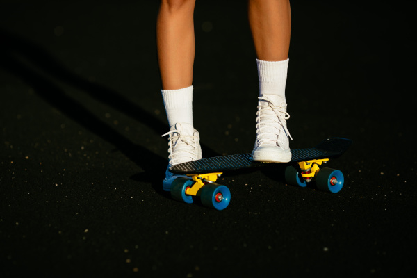 dettagli skateboard scarpe bianche
