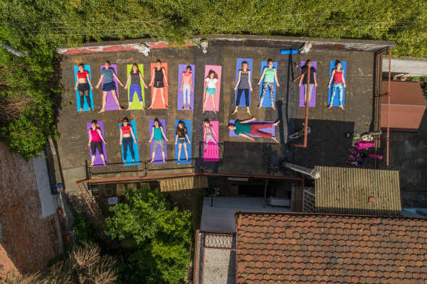 luftfoto af folk der praktiserer yoga