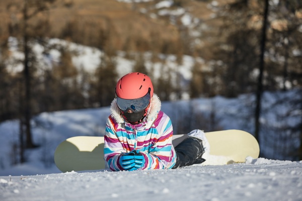 snowboarder hviler i sneen