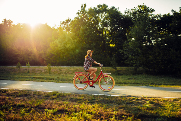 mujer montando en bicicleta vintage en