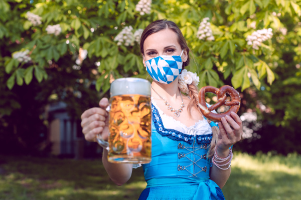 mujer bavara brindando con cerveza durante