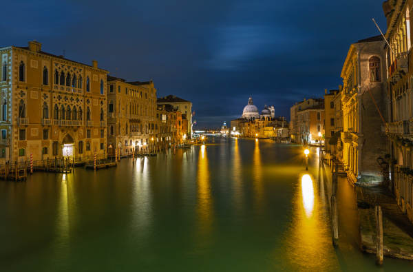 canal grande a venezia di notte
