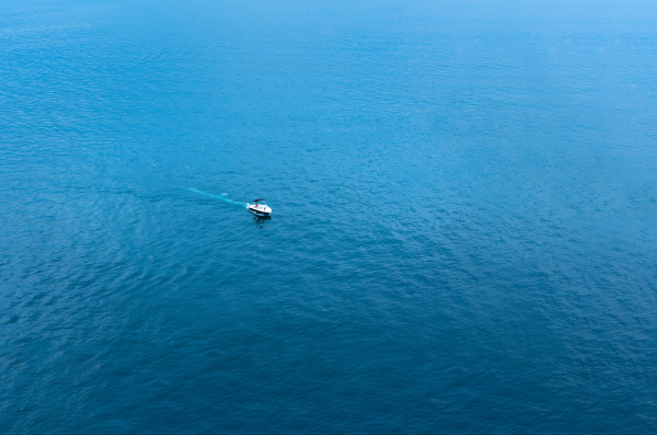 motoscafo va in mare in acqua