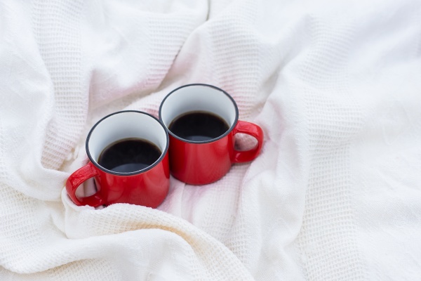 dwie filizanki kawy w czerwonym sercu