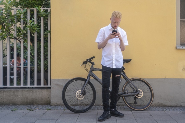 tyskland koeln albino mand ved hjaelp
