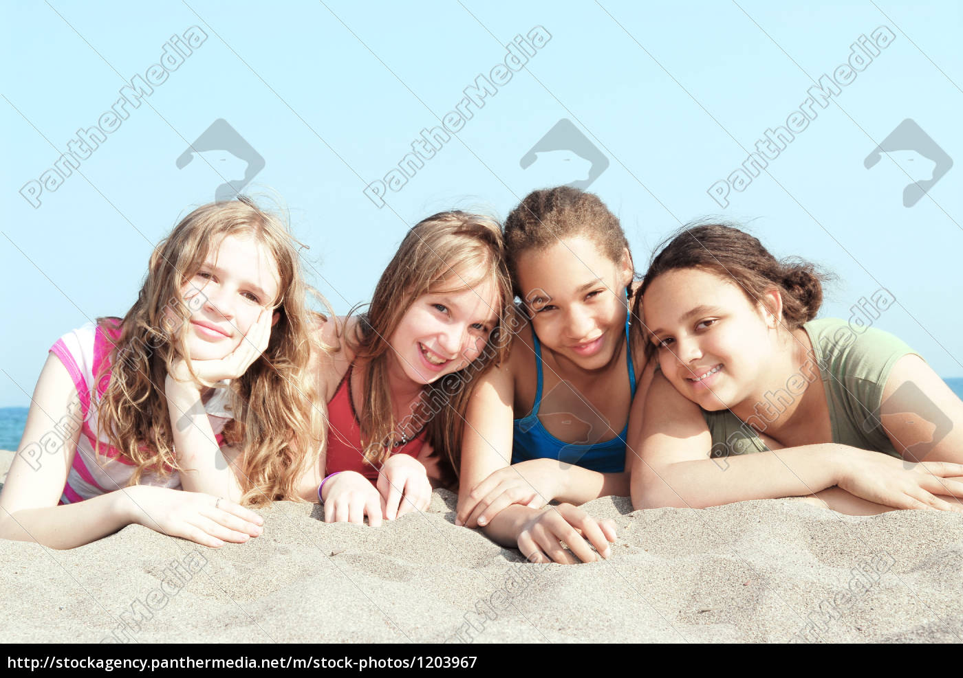 cuatro chicas en una playa - Foto de archivo #1203967 | Agencia de stock  PantherMedia