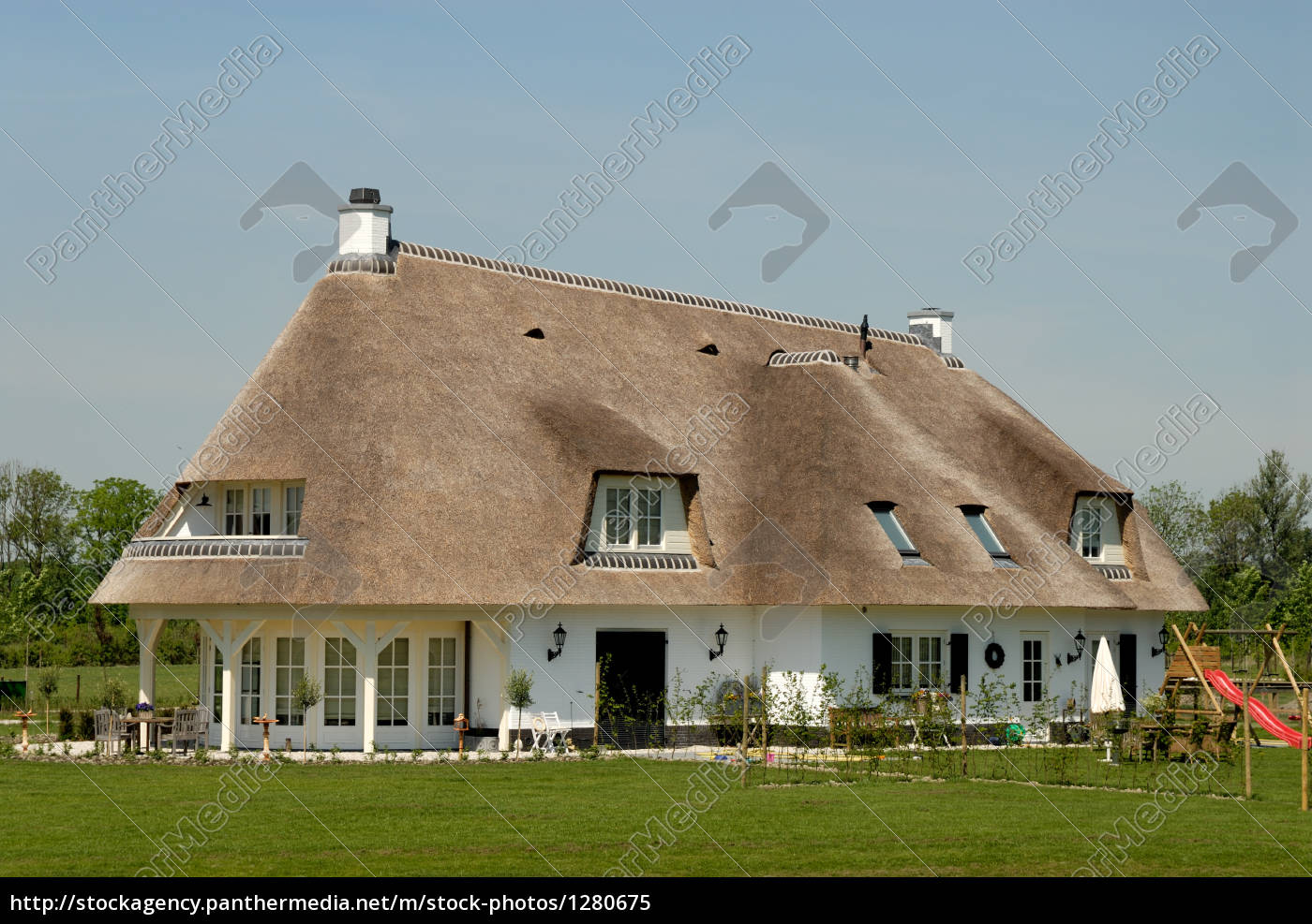 Casa con techo de paja en Holanda - Foto de archivo #1280675 | Agencia de  stock PantherMedia