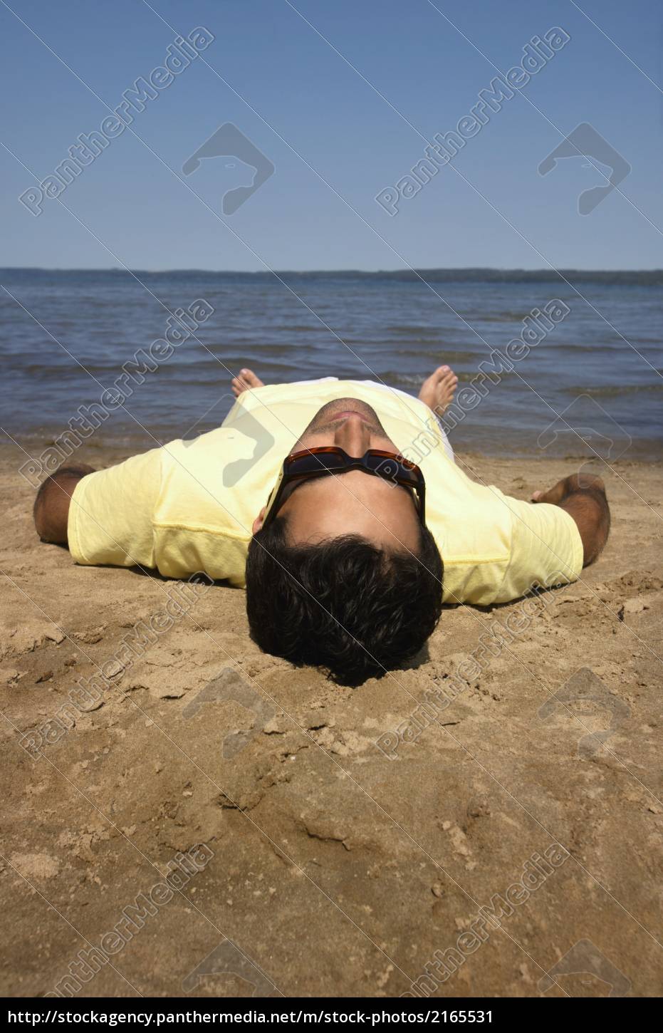 Hombre acostado en la playa - Foto de archivo #2165531 | Agencia de stock  PantherMedia