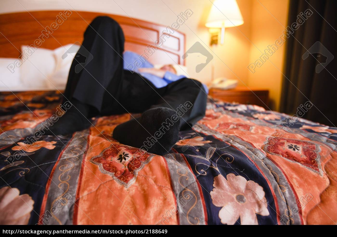 Hombre acostado en la cama - Foto de archivo #2188649 | Agencia de stock  PantherMedia