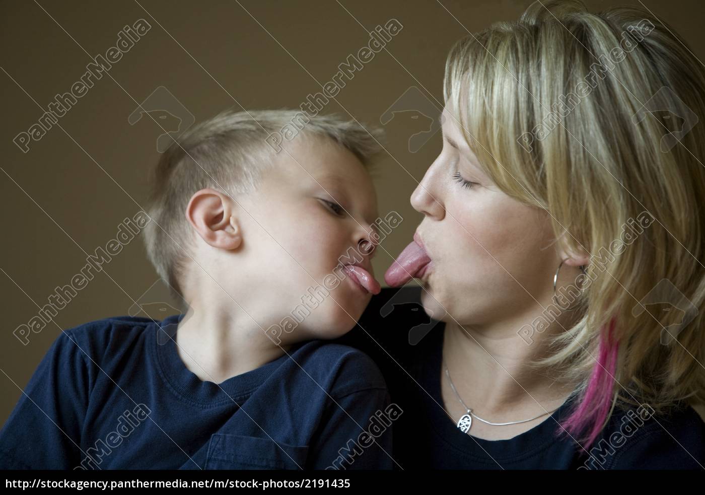 Madre e hijo sacando la lengua - Foto de archivo #2191435 | Agencia de  stock PantherMedia