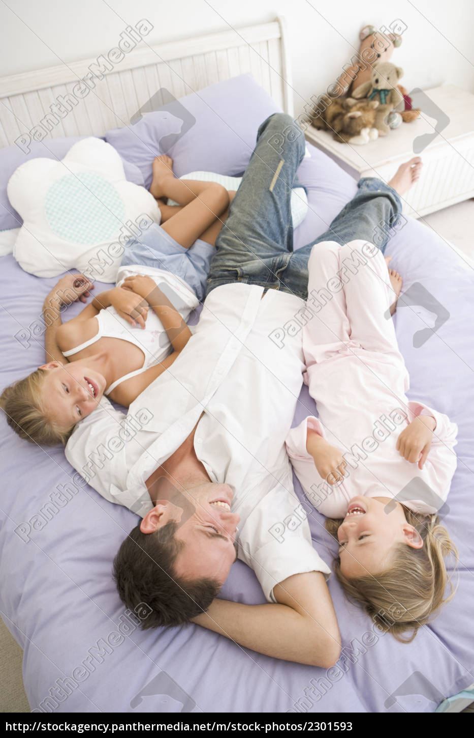 hombre acostado en la cama con dos chicas jóvenes - Foto de archivo  #2301593 | Agencia de stock PantherMedia