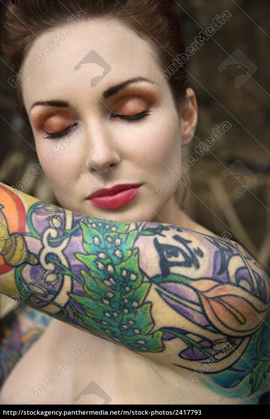 Donna tatuata nuda. - Stockphoto #2417793 | Comprate Immagini RF da  Panthermedia