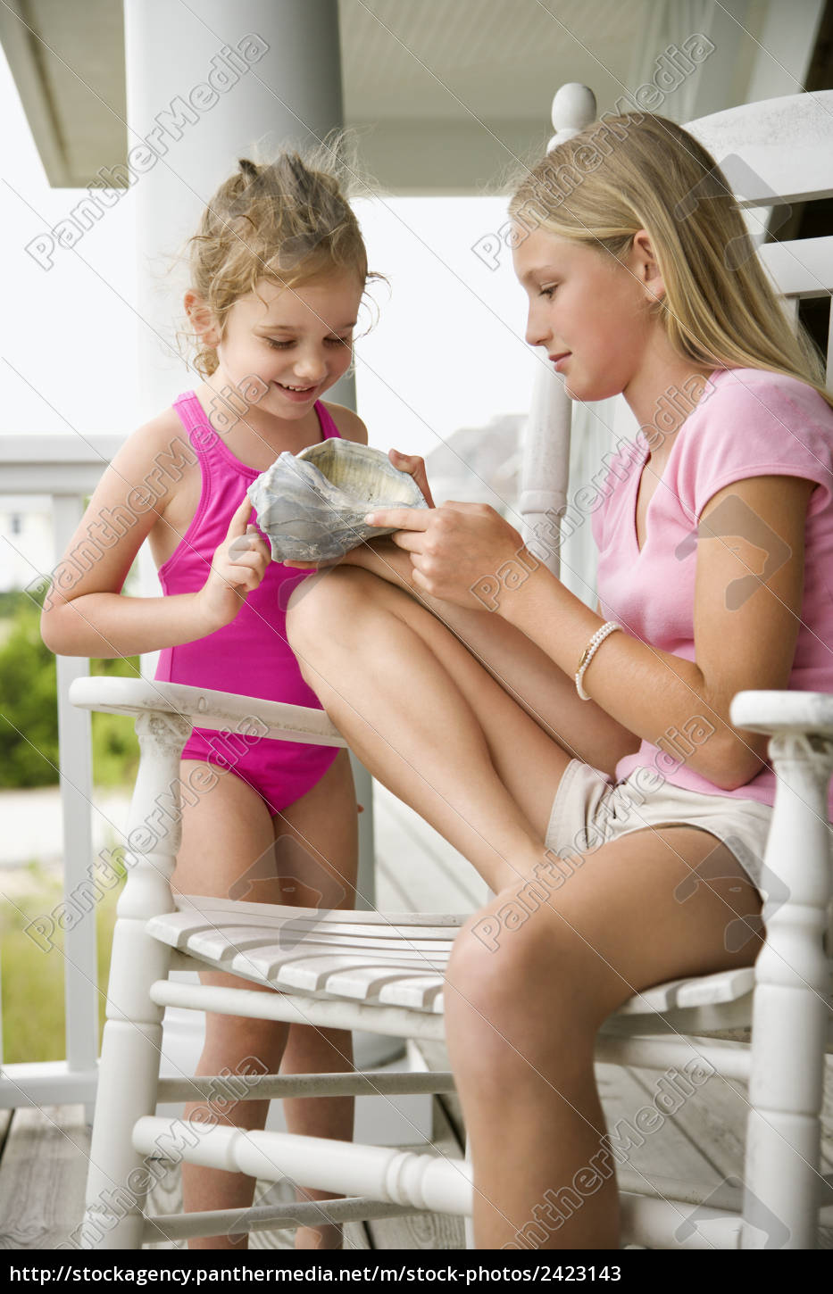 Dos chicas mirando la concha. - Foto de archivo #2423143 | Agencia de stock  PantherMedia