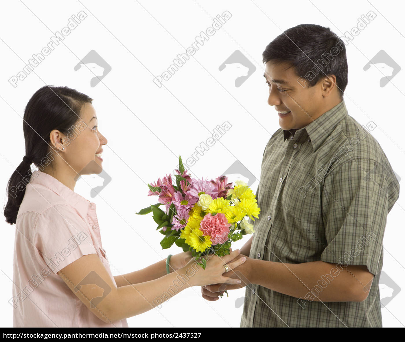 Homem dando flores para mulheres. - Stockphoto #2437527 | Banco de Imagens  Panthermedia