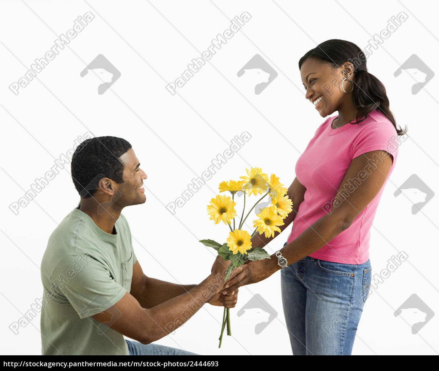 Homem dando flores para mulheres. - Fotos de arquivo #2444693 | Banco de  Imagens Panthermedia