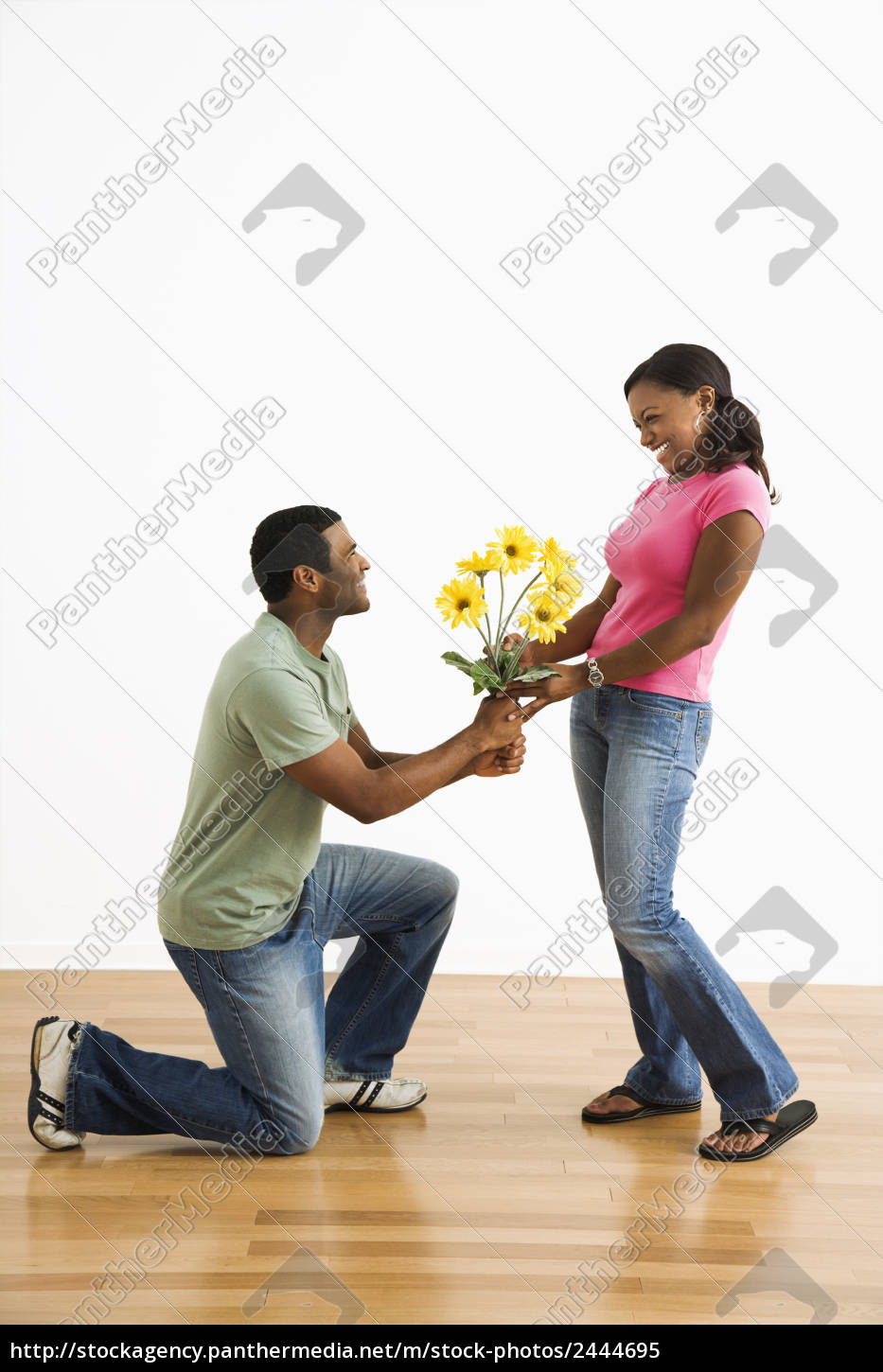 Homem dando flores para mulheres. - Fotos de arquivo #2444695 | Banco de  Imagens Panthermedia