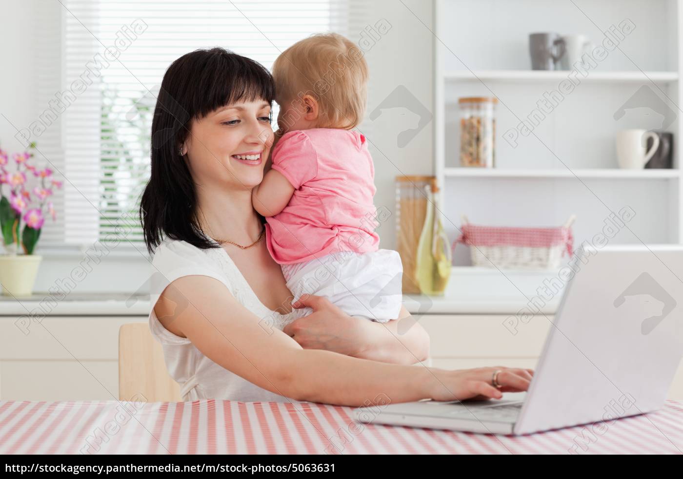 Mulher morena bonita relaxando com seu laptop ao lado - Stockphoto #5063631  | Banco de Imagens Panthermedia