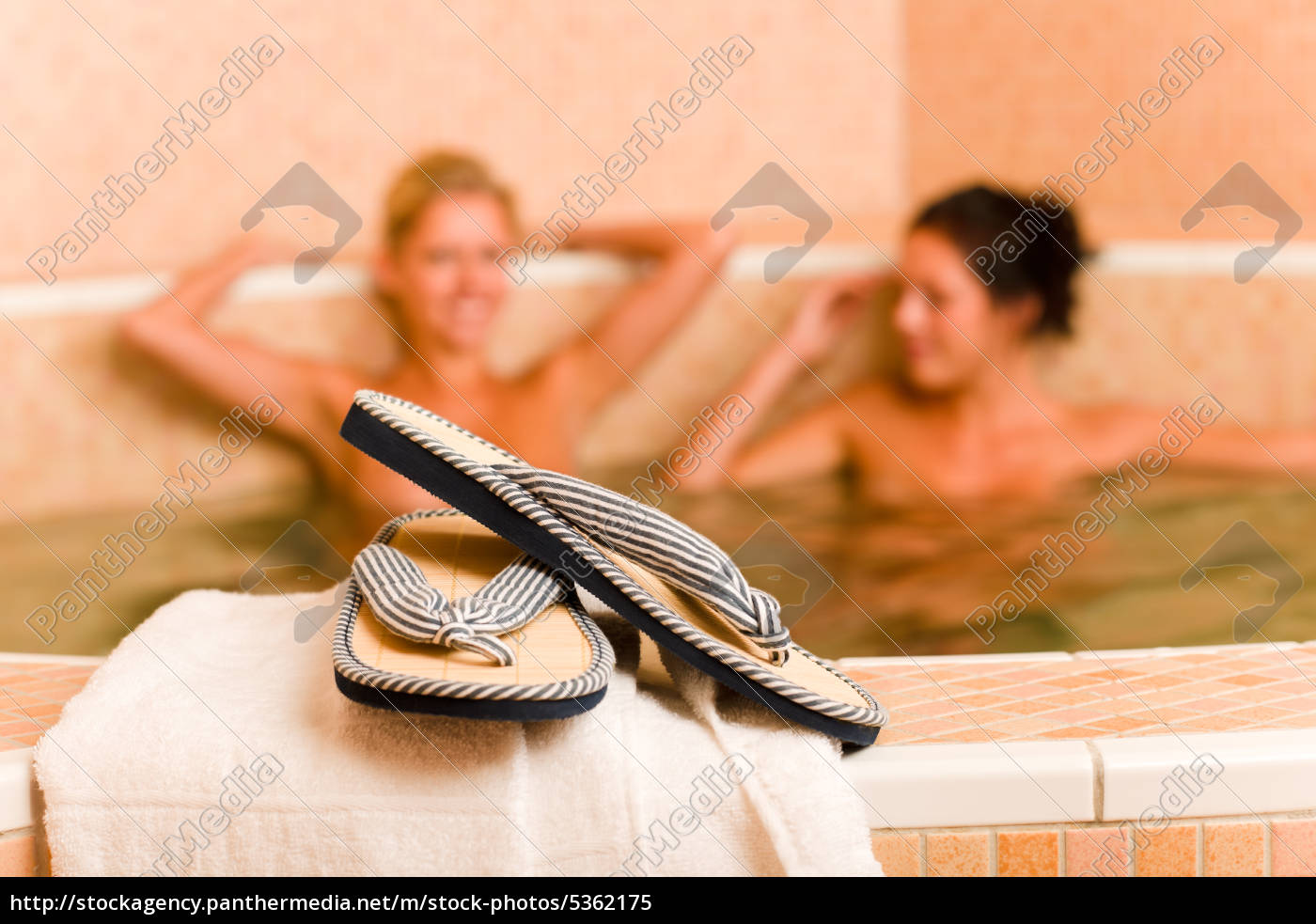 relajarse piscina spa dos mujeres desnudas dentro - Foto de archivo  #5362175 | Agencia de stock PantherMedia