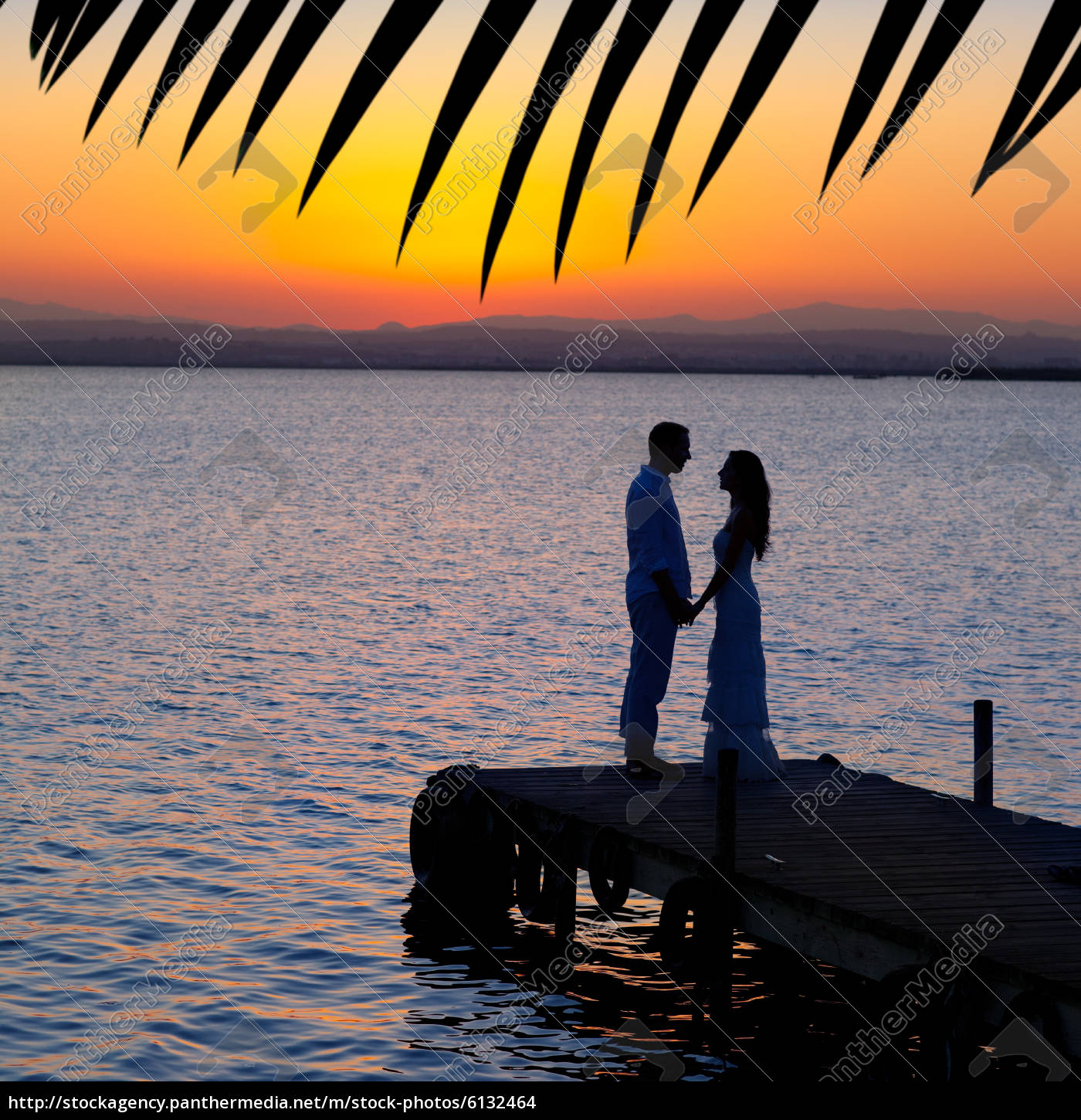 casal apaixonado de volta silhueta de luz no lago - Stockphoto #6132464 |  Banco de Imagens Panthermedia