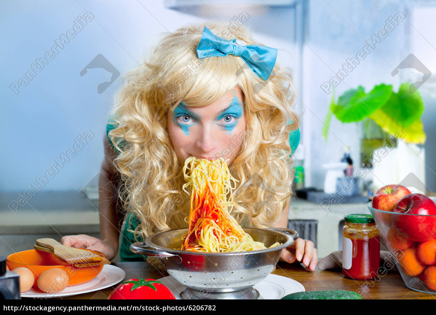 Loira engraçada na cozinha comendo macarrão como - Stockphoto #6206782 |  Banco de Imagens Panthermedia