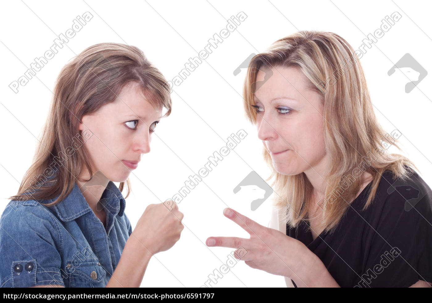 Dos mujeres jugando tijeras piedra papel o papel - Foto de archivo #6591797  | Agencia de stock PantherMedia