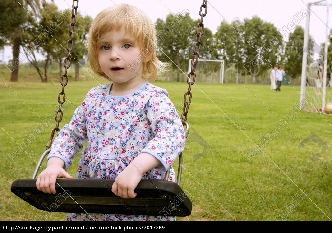 Linda menina loira criança brincando no parque - Fotos de arquivo #7017269  | Banco de Imagens Panthermedia