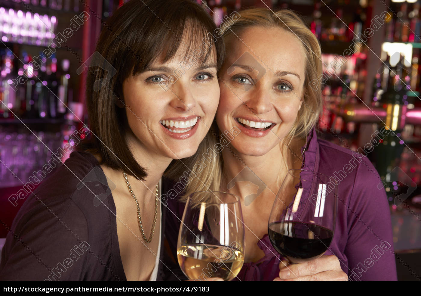 due donne che godono insieme della bevanda in barra - Stockphoto #7479183 |  Comprate Immagini RF da Panthermedia