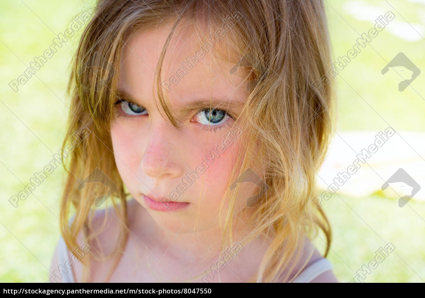 Crianças loiras irritadas retrato de menina olhar - Stockphoto #8047550 |  Banco de Imagens Panthermedia