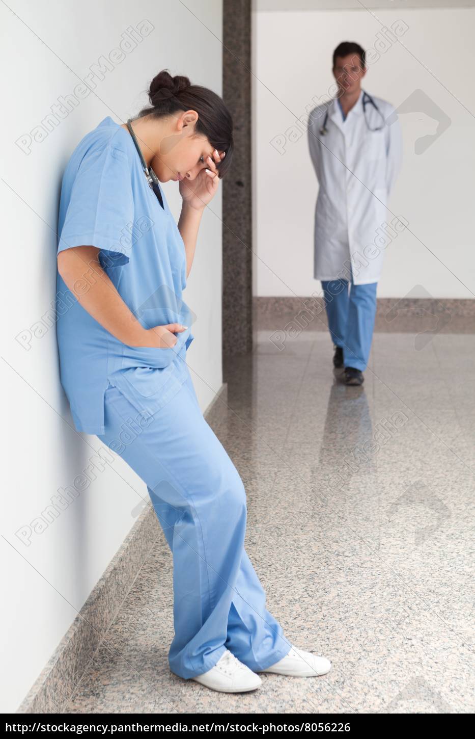 Triste urse se apoya contra la pared en el pasillo del - Stockphoto  #8056226 | Agencia de stock PantherMedia