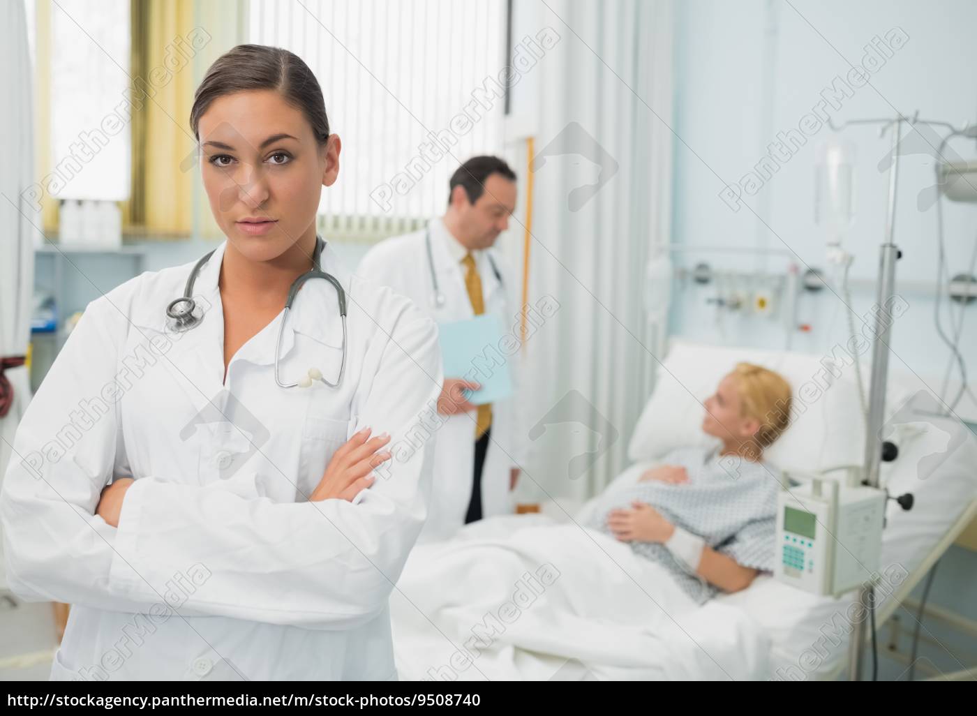 médico do sexo feminino dobrando os braços - Stockphoto #9508740 | Banco de  Imagens Panthermedia