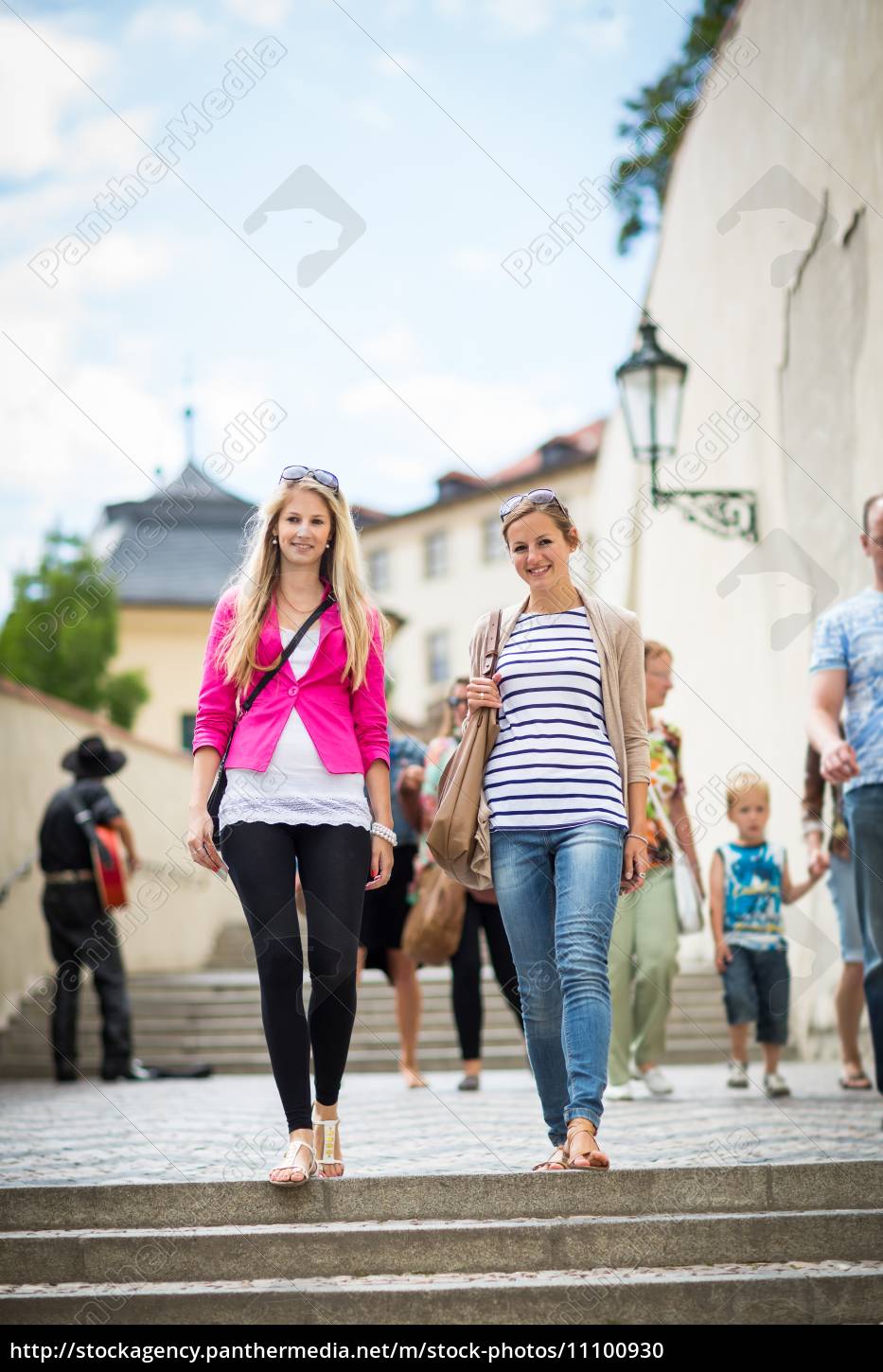 Dos mujeres bonitas y jóvenes caminando por el centro - Stockphoto  #11100930 | Agencia de stock PantherMedia