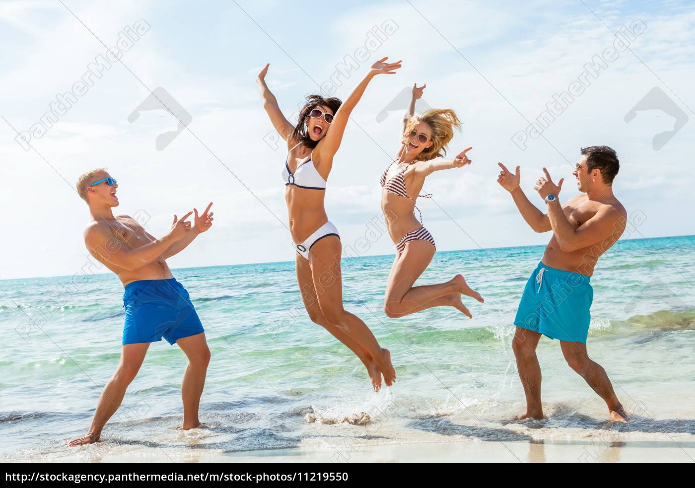 Young people amusing during a beach … – License image – 70050056 ❘  lookphotos