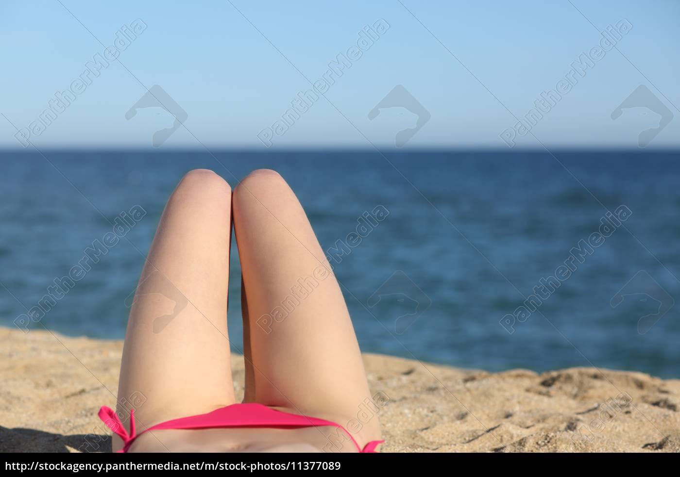 piernas de la mujer tomando el sol en la playa - Stockphoto #11377089 |  Agencia de stock PantherMedia