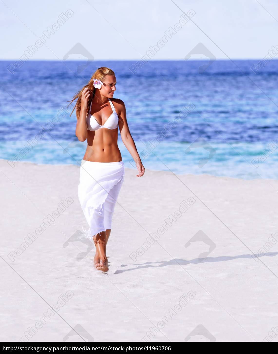 Garota gostosa andando na praia - Stockphoto #11960706 | Banco de Imagens  Panthermedia