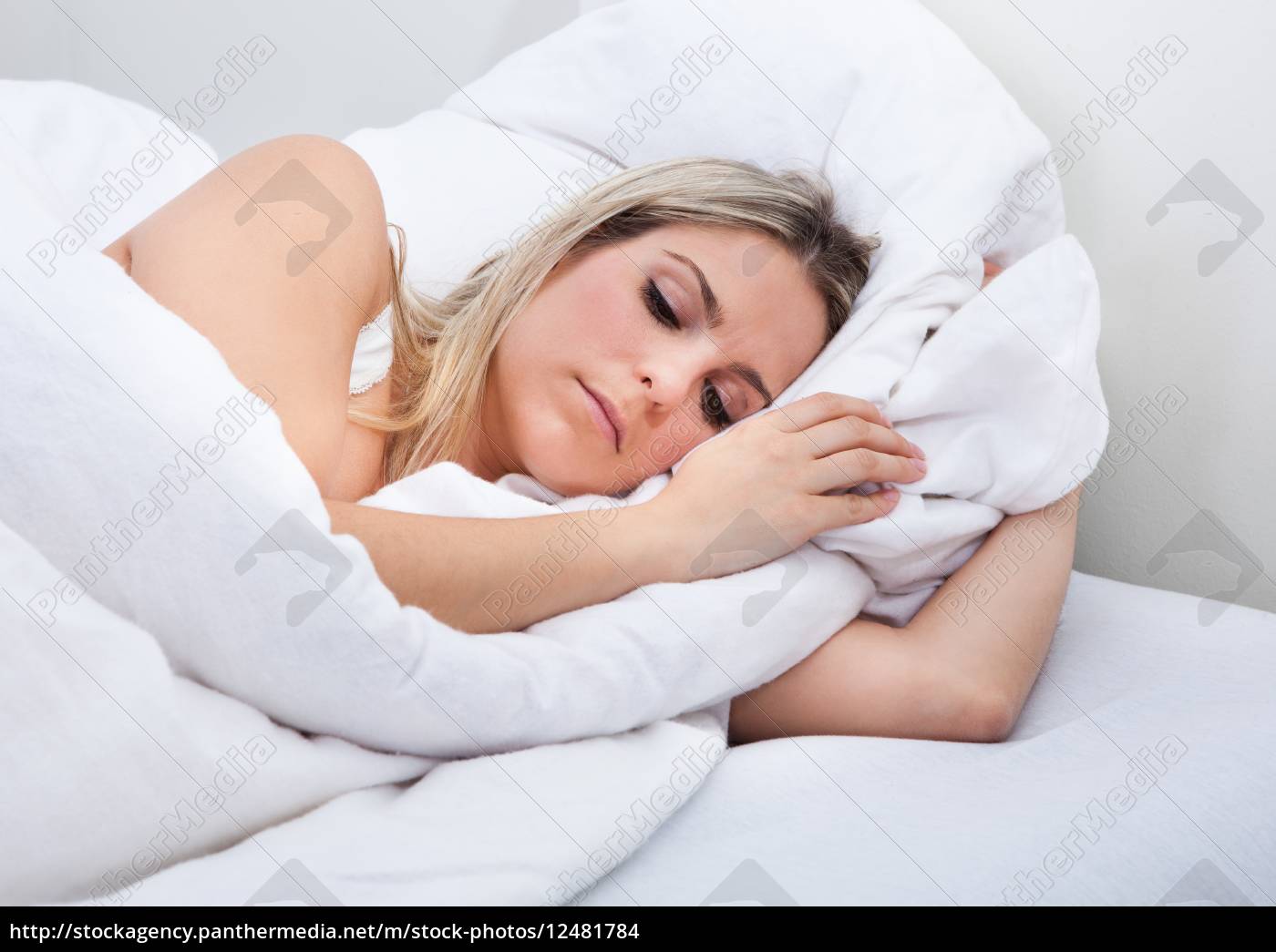 mentira mujer tumbada en la cama - Stockphoto #12481784 | Agencia de stock  PantherMedia